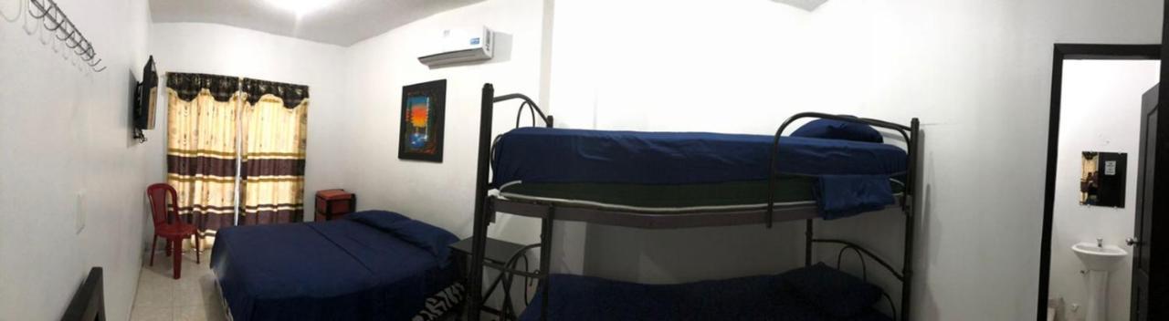 Hostal Playa Imperial Manta Bagian luar foto