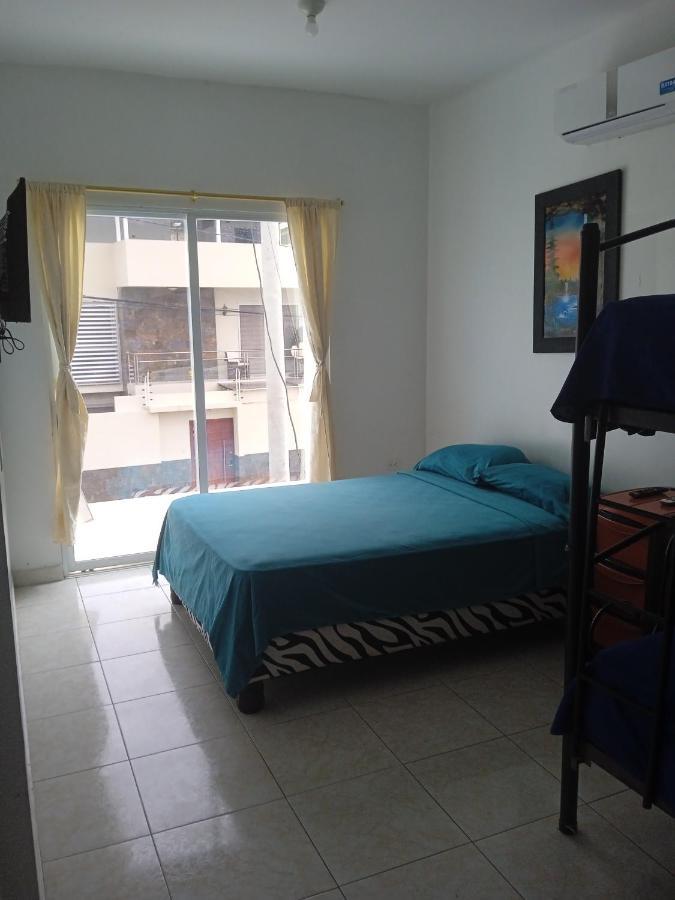 Hostal Playa Imperial Manta Bagian luar foto